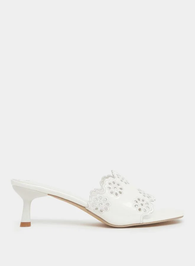 ستايلي صندل بكعب منخفض ومفرغ بطبعة زهور